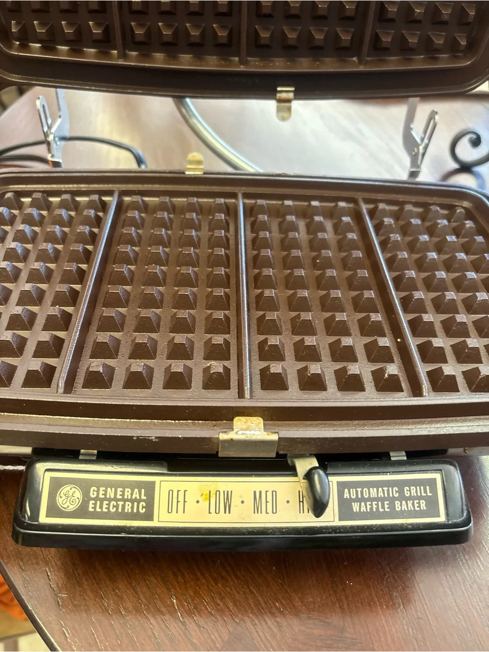 Vintage General Electric (GE) automatic grill waffle maker
